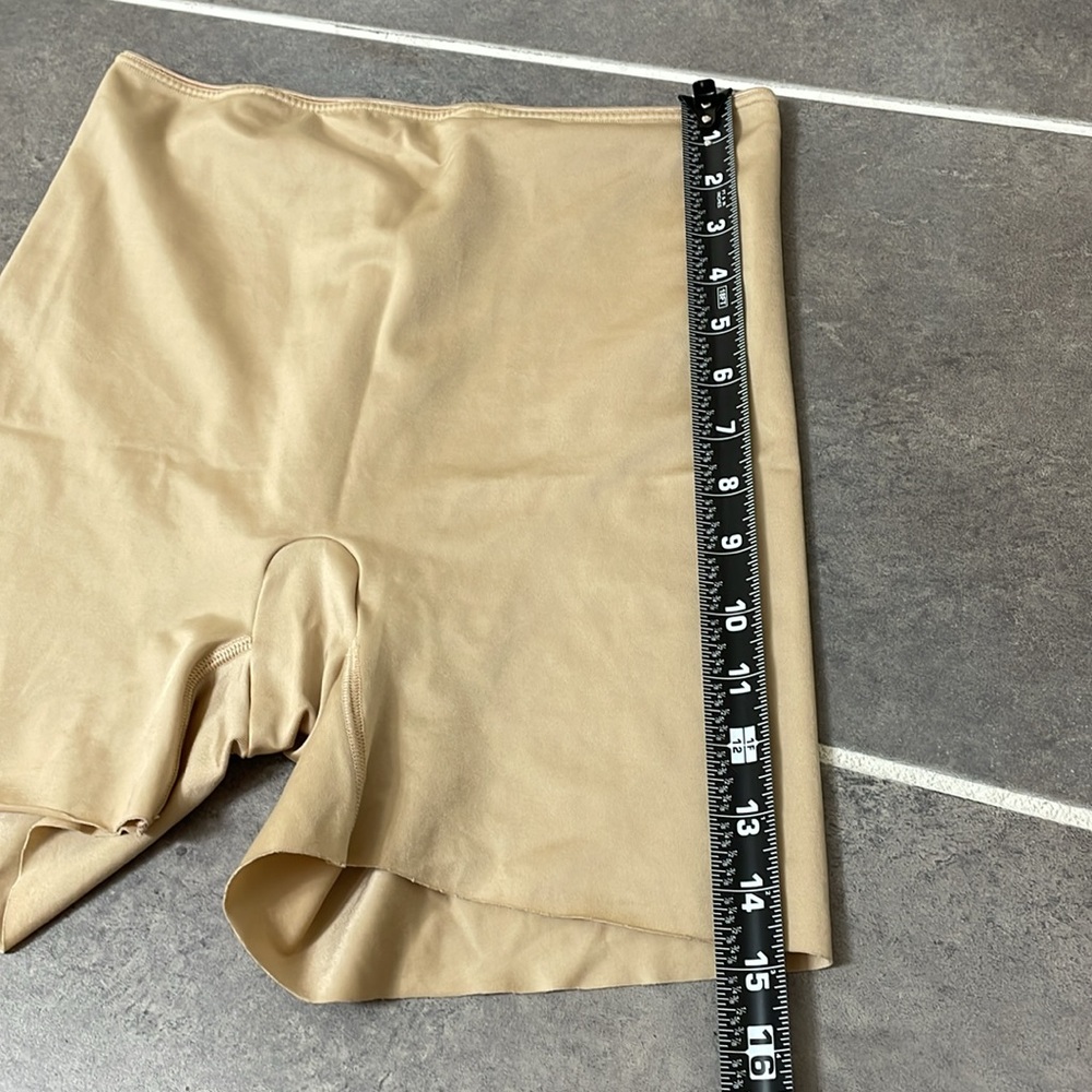 Spanx Shaping Tummy‎ Control Mid Thigh
Short size Large - Picture 6 of 9